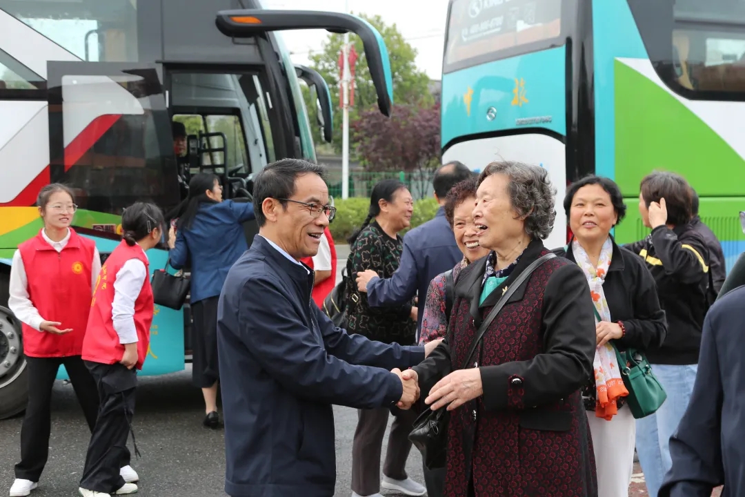 学院举办离退休教职工座谈会